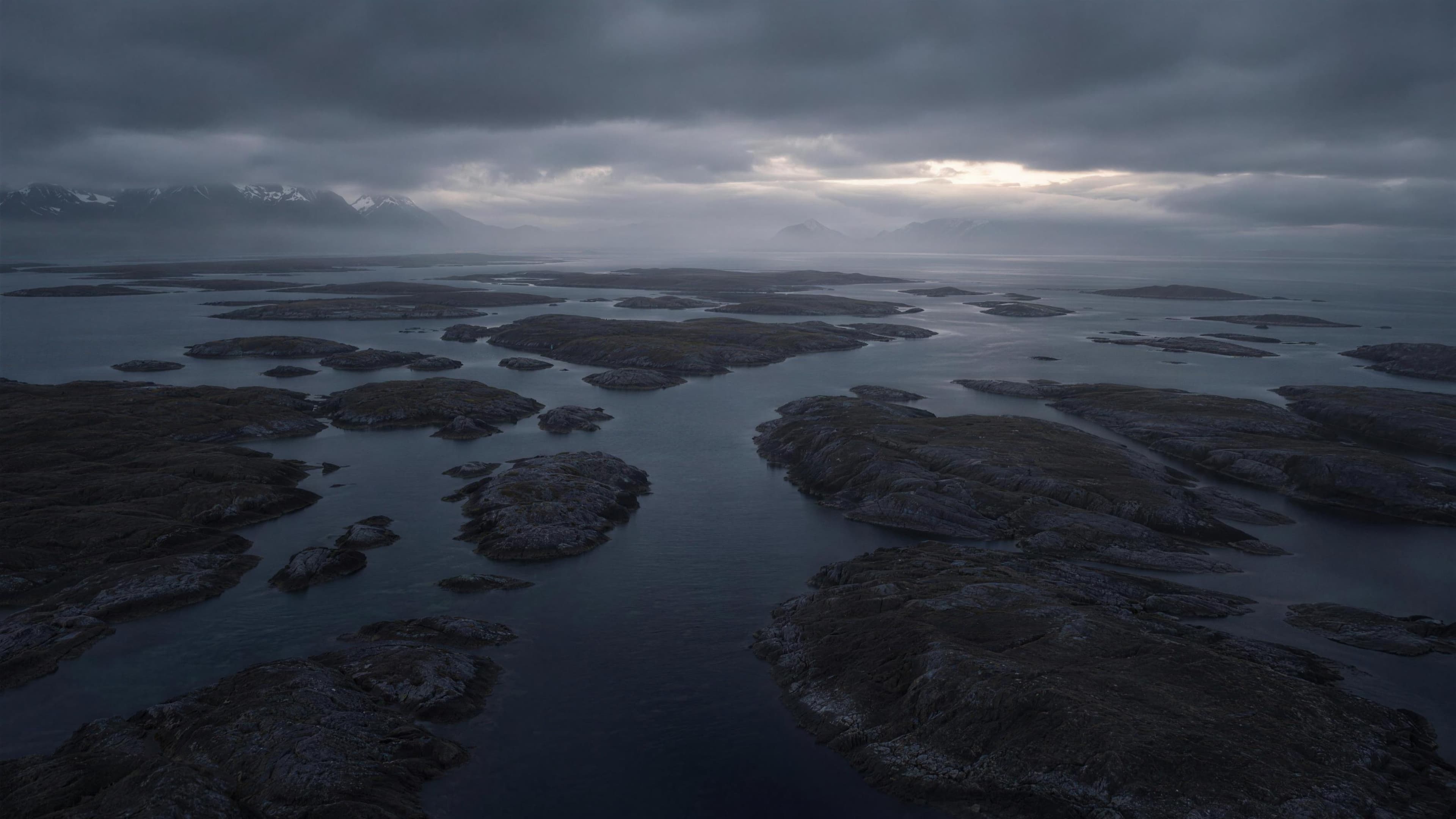 Skjærgård i skumring, med en glødende blå rute som følger leia mellom holmene.
